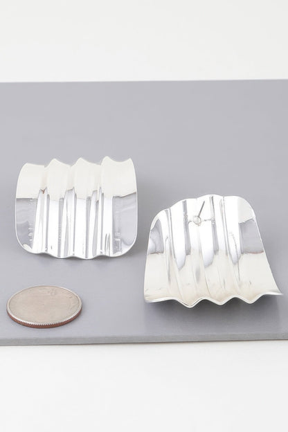 Shiny Ribbed Curve Earrings